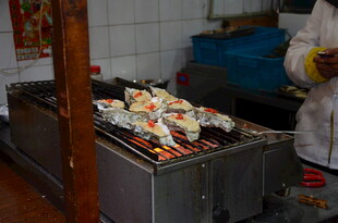 街头美味烧烤现场制作