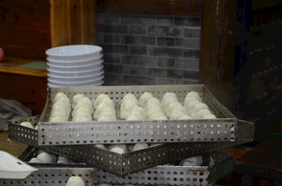 蒸笼里的待蒸白色面点