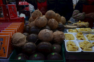 摊位上的多样水果展示