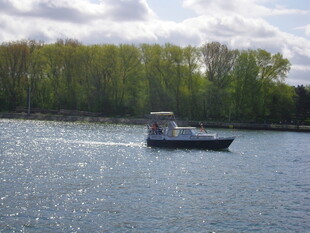 湖上行驶的船只