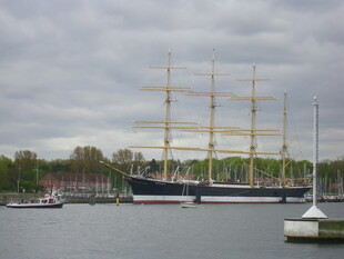 港口中的大型帆船景观