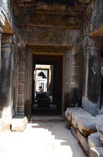 古老庙宇内的光影与石柱