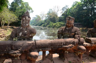 古老河畔的神秘木雕景观