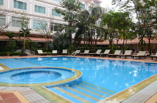 室外豪华泳池及周边设施