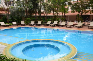 度假泳池边的休闲躺椅