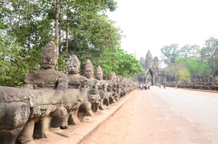 吴哥窟石像排列的壮观景象