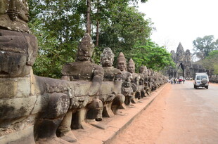 吴哥窟石像排列的道路