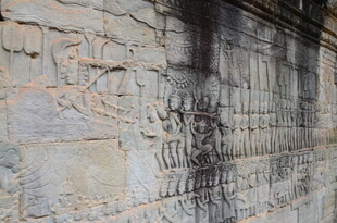 古老石墙刻满岁月痕迹