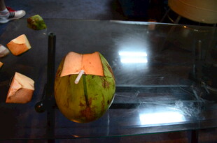 切开的新鲜椰子及果肉