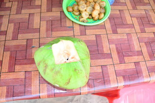 切开的椰子与一盘食物