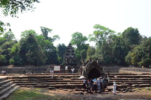 古老遗址处的游客与自然风貌