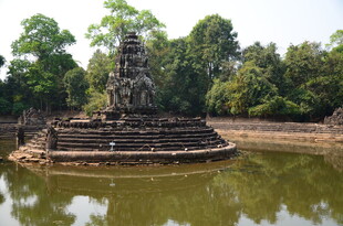 柬埔寨古老水池中的石建筑