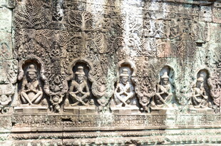 古老石壁上的佛像雕刻