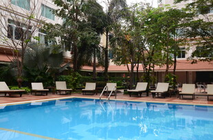 度假酒店的惬意泳池场景