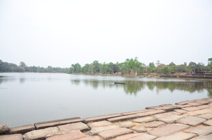 宁静湖畔的砖石岸边景色