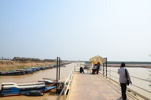 海边栈桥行人漫步景象