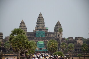 吴哥窟前的热闹场景