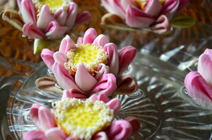 精致粉色莲花工艺品