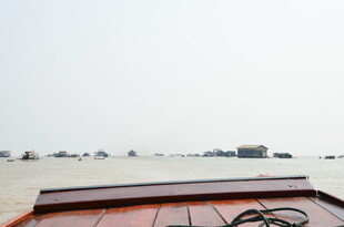 船行江面的开阔景象