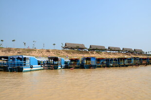 河边停靠的一排蓝色船只