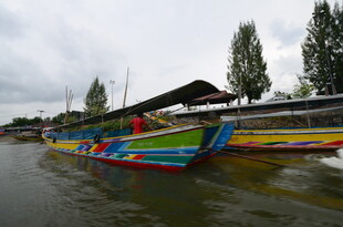 多彩船只停靠在水边码头