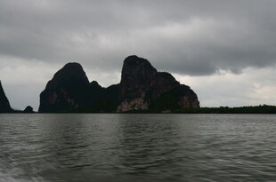 海上奇峰 阴云下的壮美景观