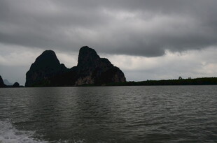 海上奇峰 乌云下的壮丽景观