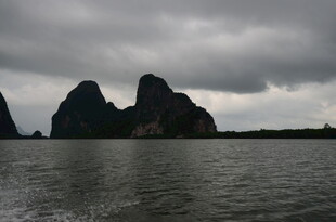 海上奇岩与阴沉天空
