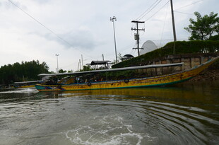 河上停泊的多彩船只