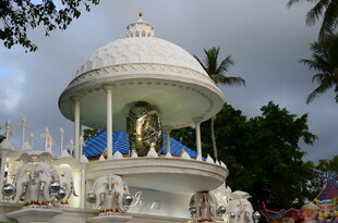 白色圆顶佛亭景观