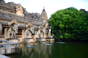 吴哥窟古老建筑与水景