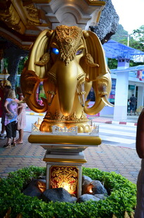 华丽金象雕塑于庭院中