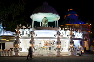 夜晚华丽喷泉景观