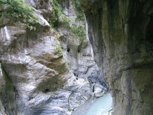 峡谷溪流间的自然美景