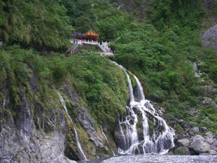 山间瀑布与古朴建筑景观