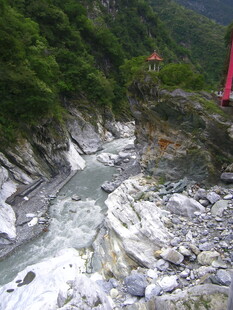 山间湍急河流与嶙峋怪石