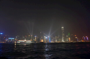 香港夜景璀璨灯光映海面