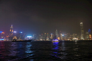 香港夜景下的璀璨港湾
