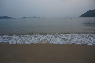 海边沙滩 海浪轻拍海岸