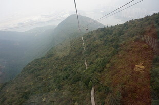 山间缆车穿梭于雾霭山林