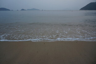 宁静海边沙滩景色