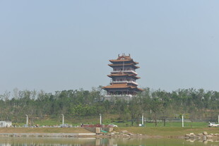 湖畔古塔 尽显古朴之美