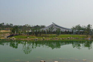 湖畔中式建筑风景如画