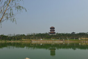 湖畔古塔映于平静水面