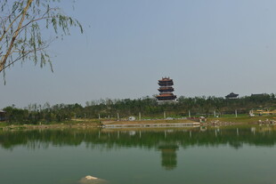 湖畔宝塔风景
