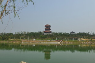 湖畔宝塔倒影风景如画