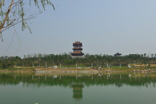 湖畔宝塔映碧水
