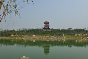湖畔古塔倒影美景