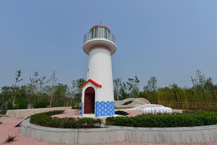 海边白色灯塔景观