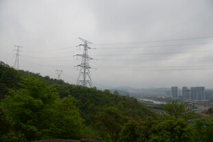 山坡上的高压输电塔景观